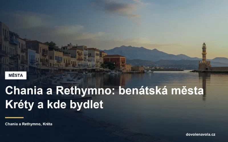 Benátský přístav s majákem a pastelovými domy na Krétě
