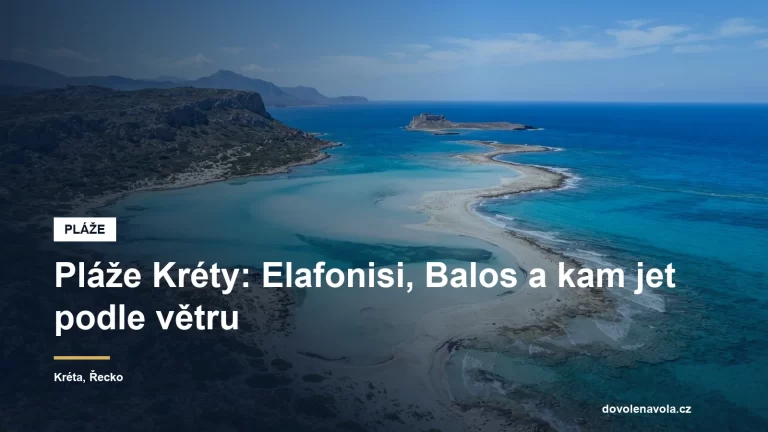 Mělká tyrkysová laguna s písečnou kosou na pobřeží Kréty