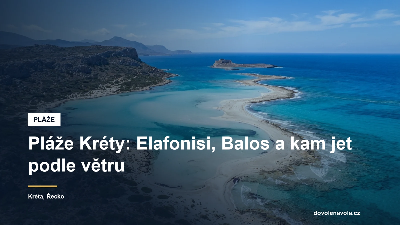 Mělká tyrkysová laguna s písečnou kosou na pobřeží Kréty