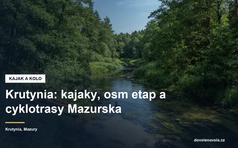 Průzračná lesní řeka Krutynia s kajaky na břehu