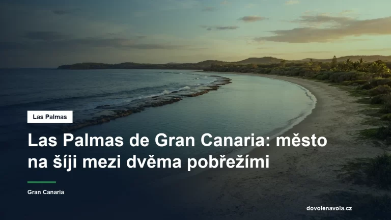 Dlouha mestska plaz s utesem na obzoru