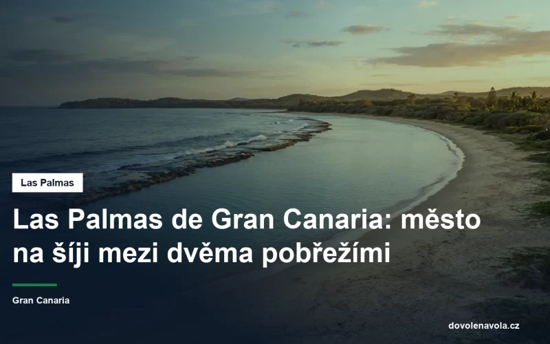 Dlouha mestska plaz s utesem na obzoru