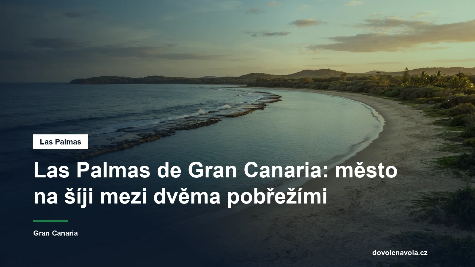 Dlouha mestska plaz s utesem na obzoru