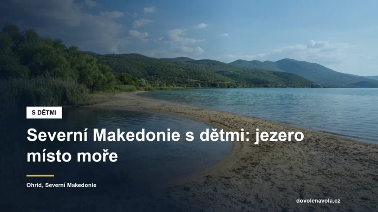 Mělká písčitá pláž s průzračnou vodou u Ohridského jezera