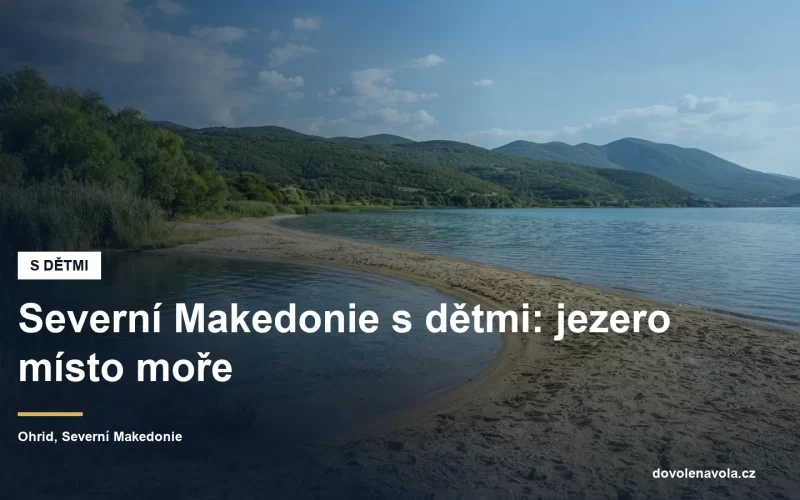 Mělká písčitá pláž s průzračnou vodou u Ohridského jezera