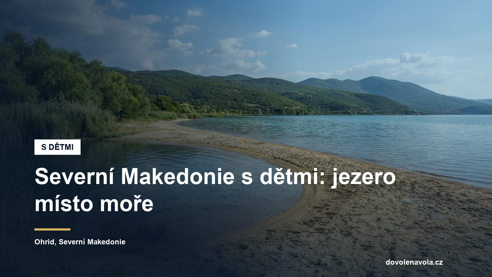 Mělká písčitá pláž s průzračnou vodou u Ohridského jezera