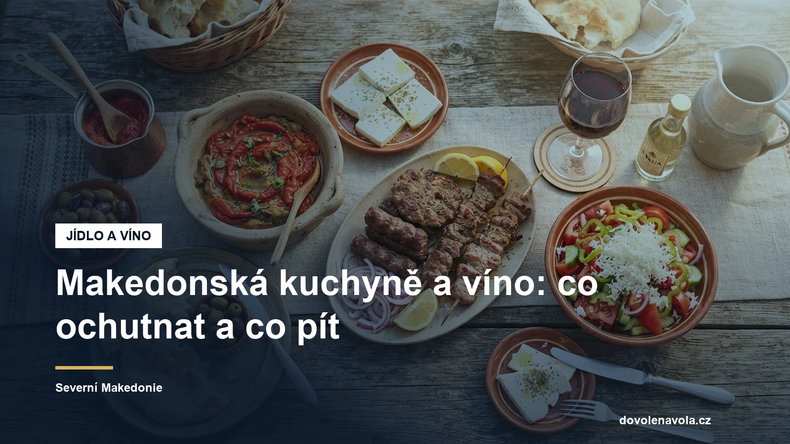Makedonské meze s ajvarem, sýrem a sklenkou červeného vína