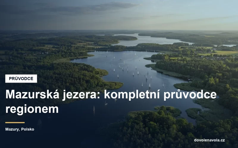 Mazurská jezera z výšky, propojené vodní plochy a borové lesy