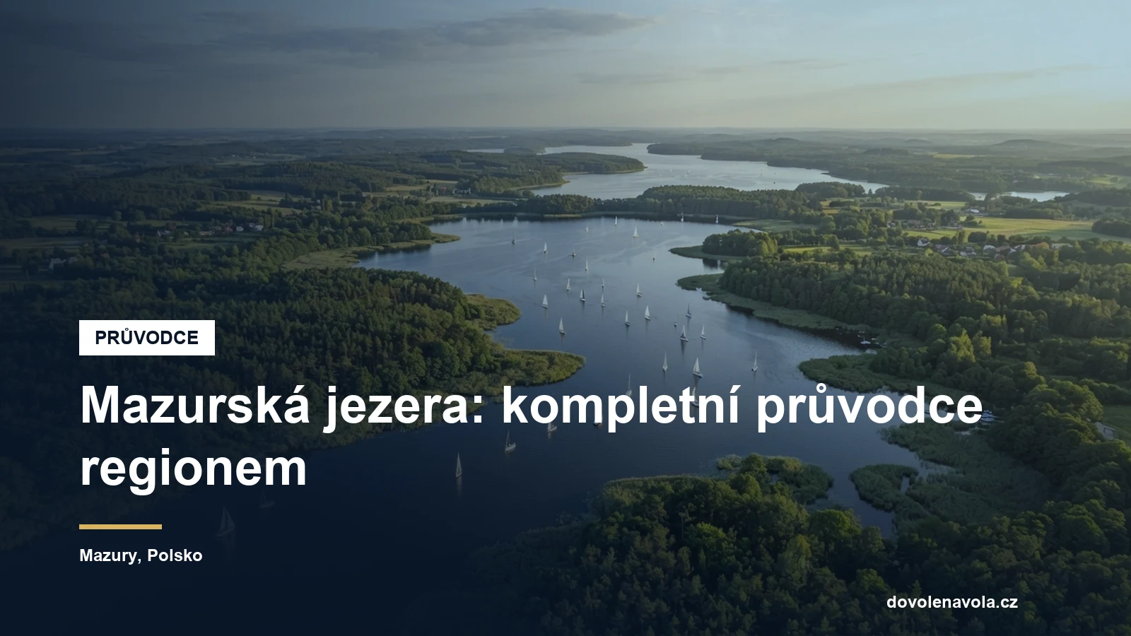 Mazurská jezera z výšky, propojené vodní plochy a borové lesy