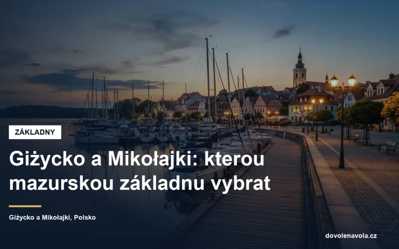 Přístavní promenáda mazurského města s zakotvenými jachtami
