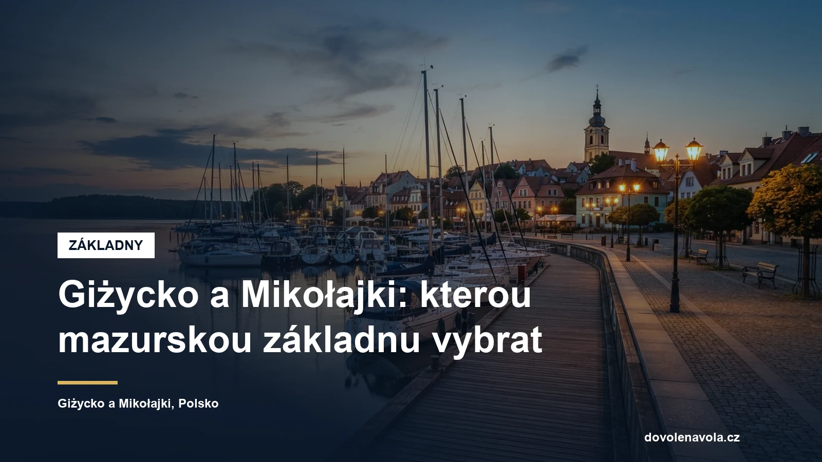 Přístavní promenáda mazurského města s zakotvenými jachtami