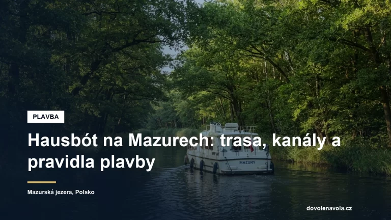 Hausbót na úzkém kanálu mezi mazurskými jezery