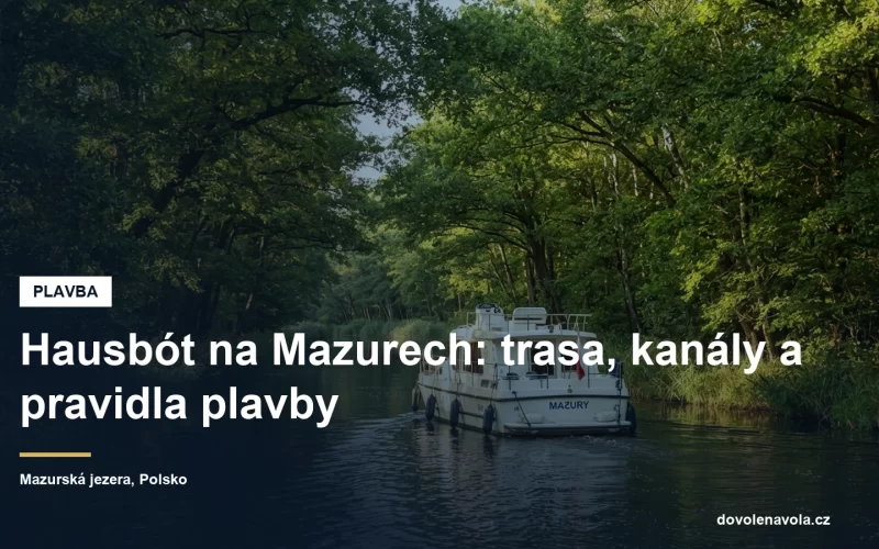Hausbót na úzkém kanálu mezi mazurskými jezery