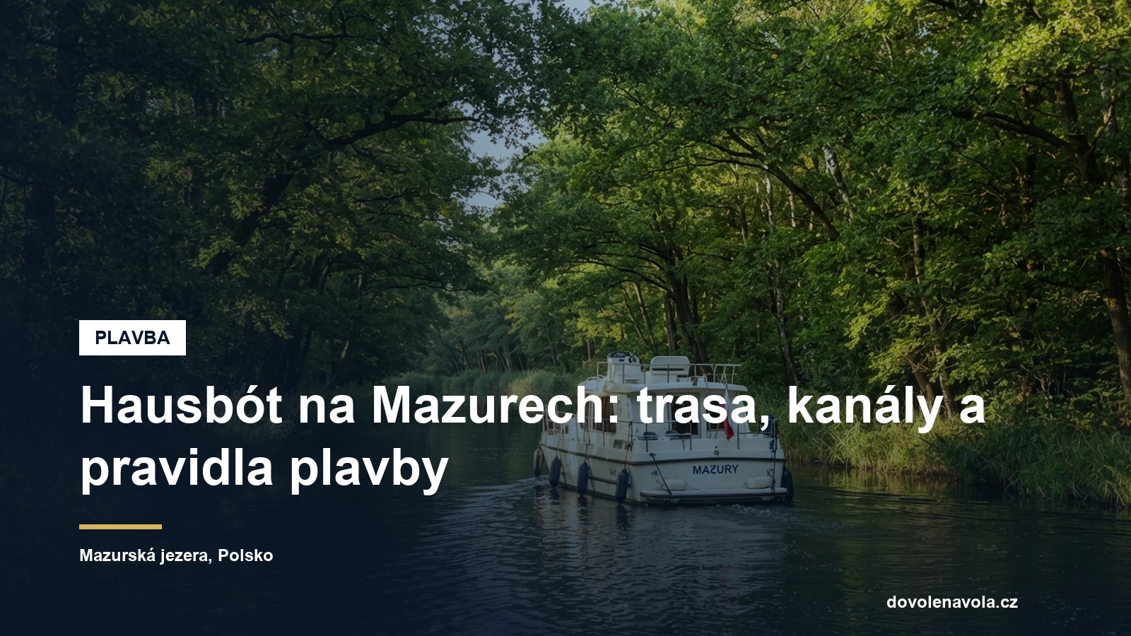 Hausbót na úzkém kanálu mezi mazurskými jezery