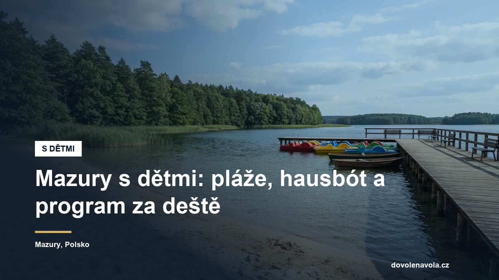 Písčitá pláž s mělkým vstupem na mazurském jezeře