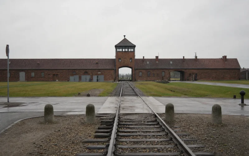 Osvětim-Auschwitz 2026: rezervace, cesta a návštěva
