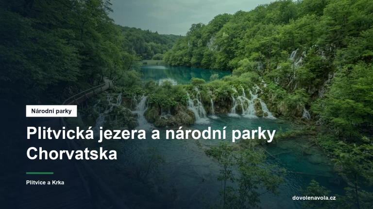 Travertinove kaskady mezi jezery v listnatem lese