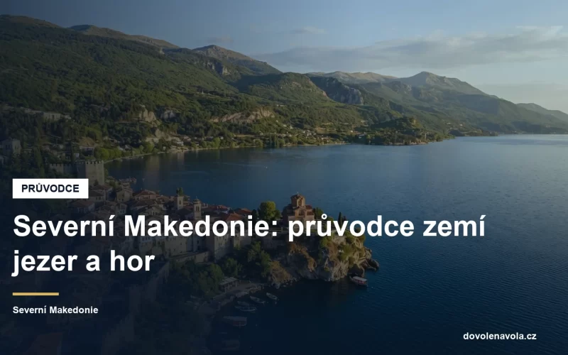 Jezero a staré město pod horami v Severní Makedonii