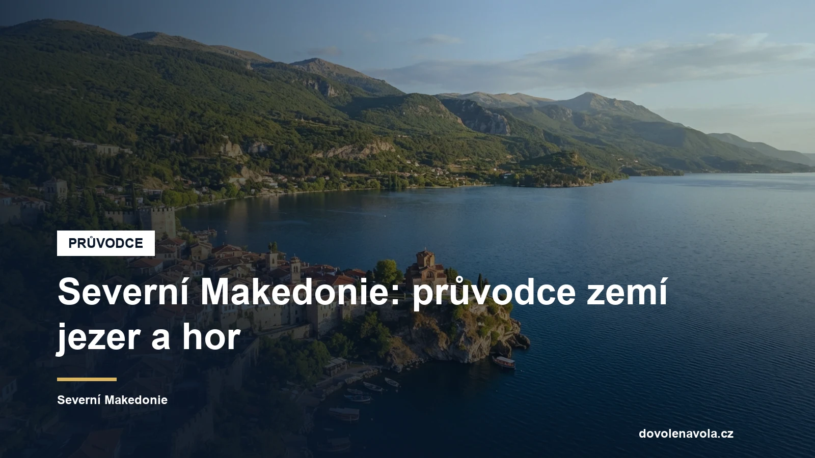 Jezero a staré město pod horami v Severní Makedonii