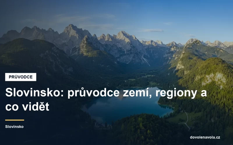 Vrcholy Julských Alp nad zeleným údolím ve Slovinsku