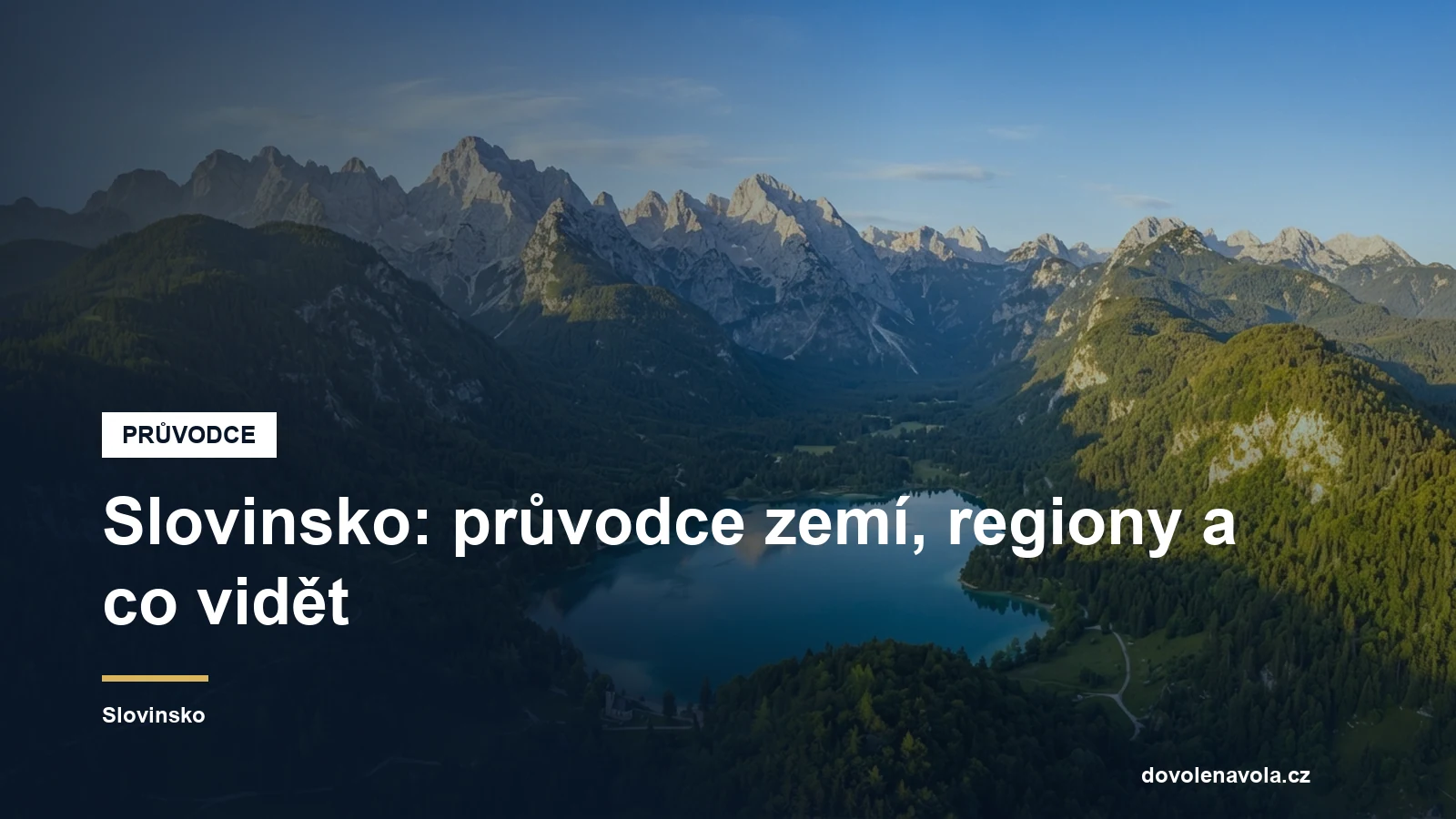 Vrcholy Julských Alp nad zeleným údolím ve Slovinsku