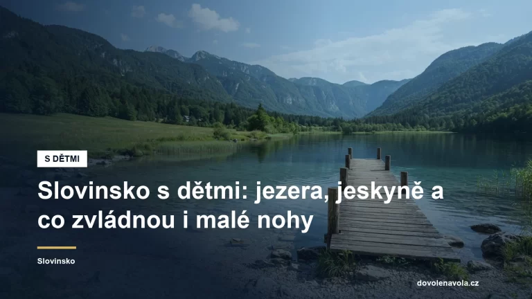 Mělký břeh alpského jezera s dřevěným molem