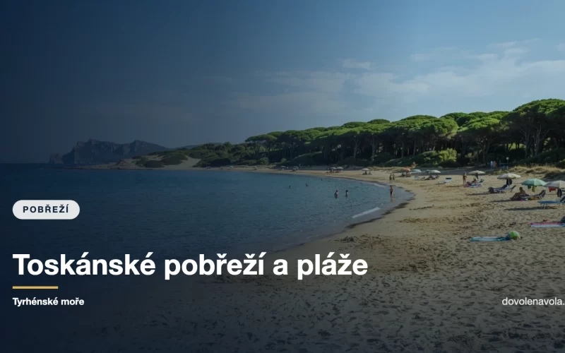 Písečná toskánská pláž lemovaná pinovým lesem