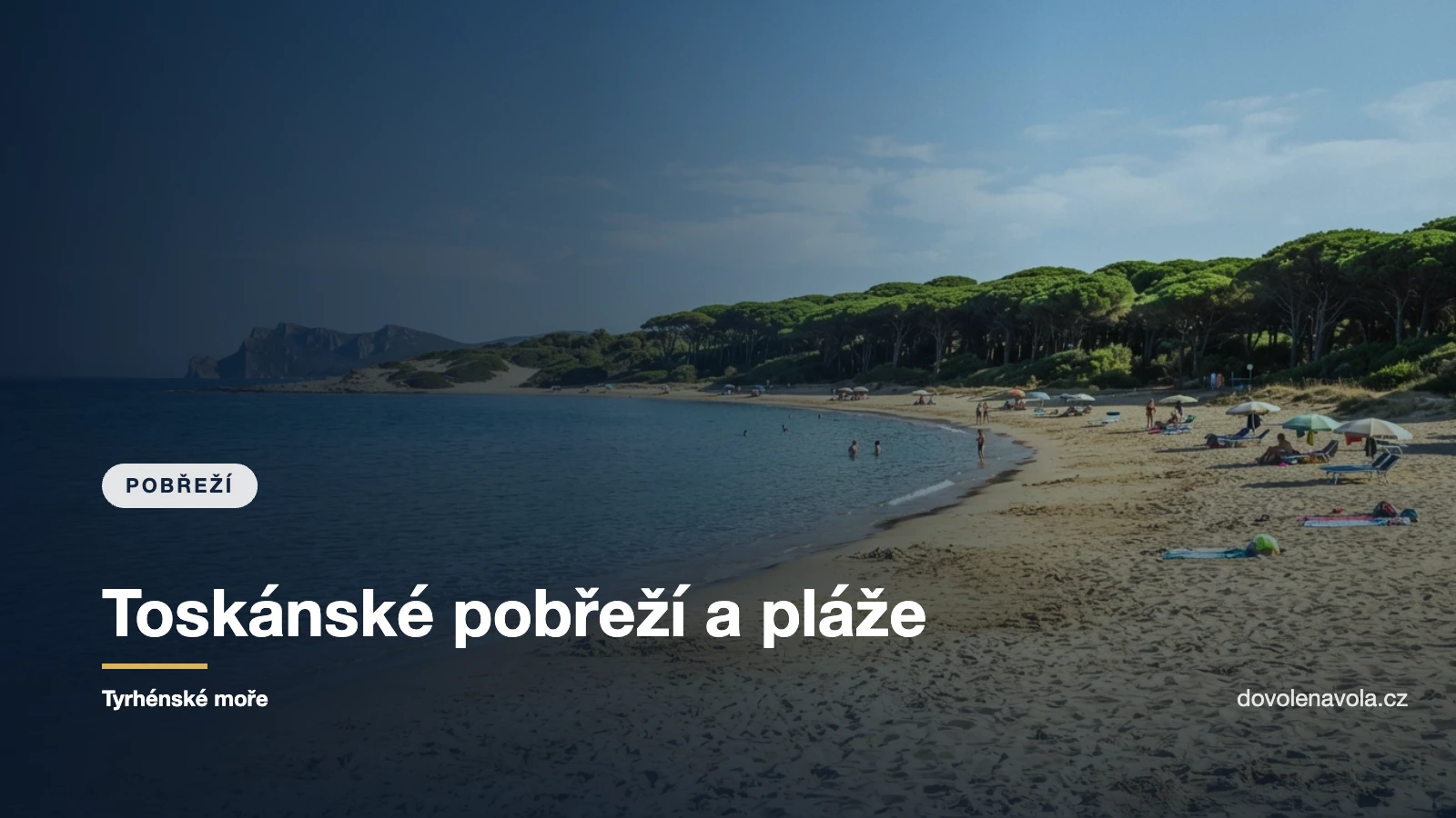 Písečná toskánská pláž lemovaná pinovým lesem
