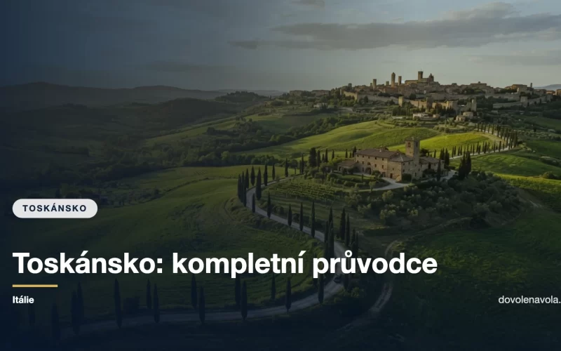 Zvlněná toskánská krajina s cypřišovými alejemi a kamenným statkem