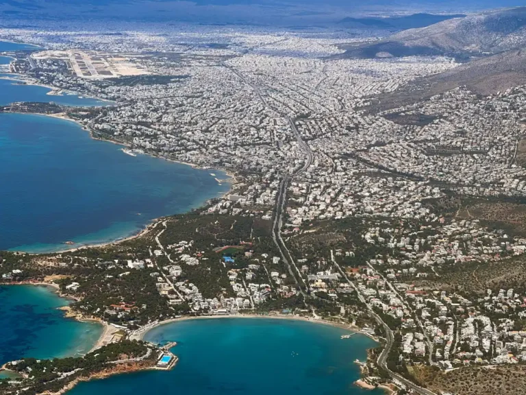 Pobřeží Vouliagmeni na Athénské riviéře při pohledu z výšky; fotografie z roku 2023