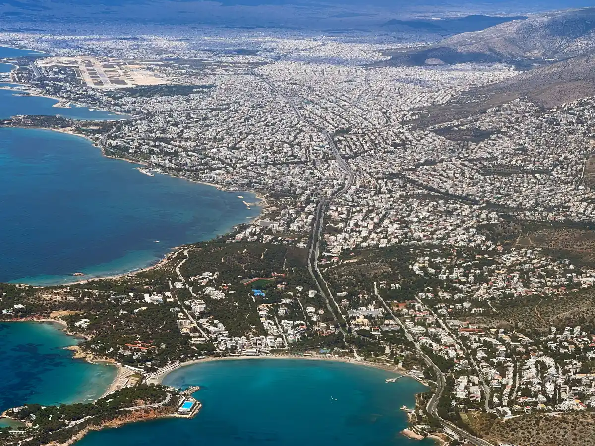 Pobřeží Vouliagmeni na Athénské riviéře při pohledu z výšky; fotografie z roku 2023
