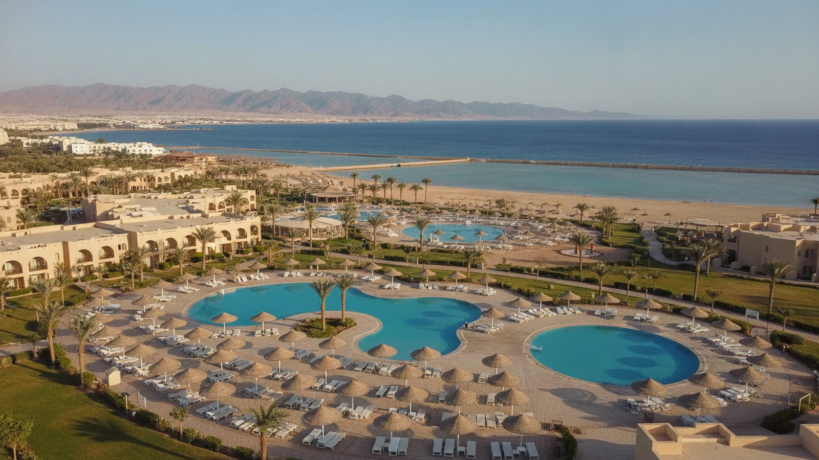 All inclusive resort u Rudého moře jižně od Hurghady s bazény, palmami a pískovou pláží