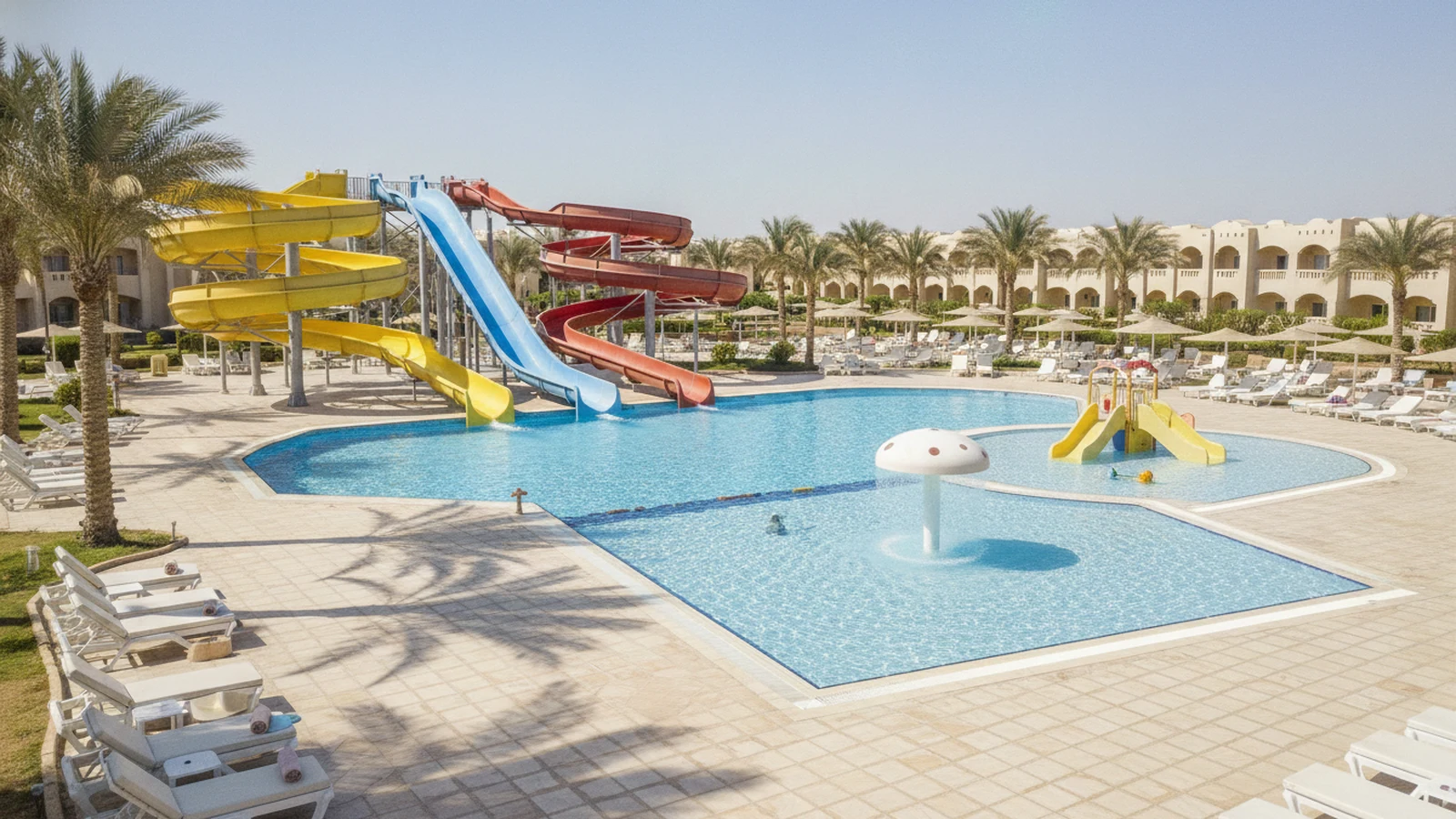 Aquapark all inclusive resortu v Hurghadě s barevnými skluzavkami a bazény