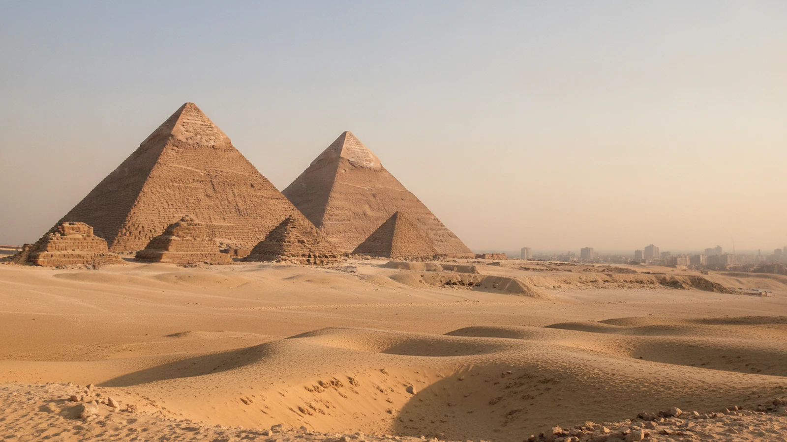 Tři pyramidy v Gíze za ranního světla při pohledu z pouštní plošiny