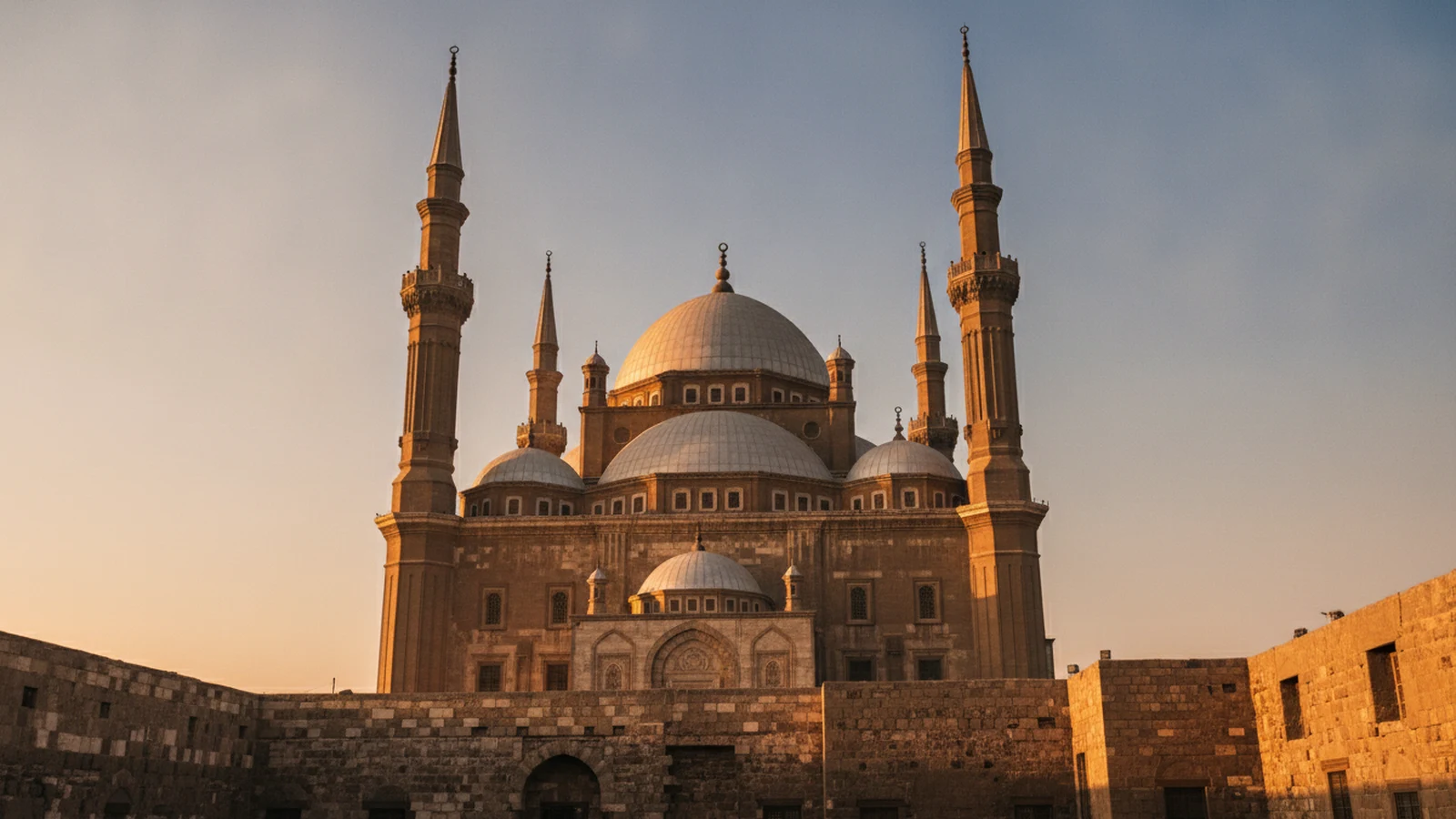 Mešita Muhammada Alího na Citadele v Káhiře s kupolí a dvěma štíhlými minarety
