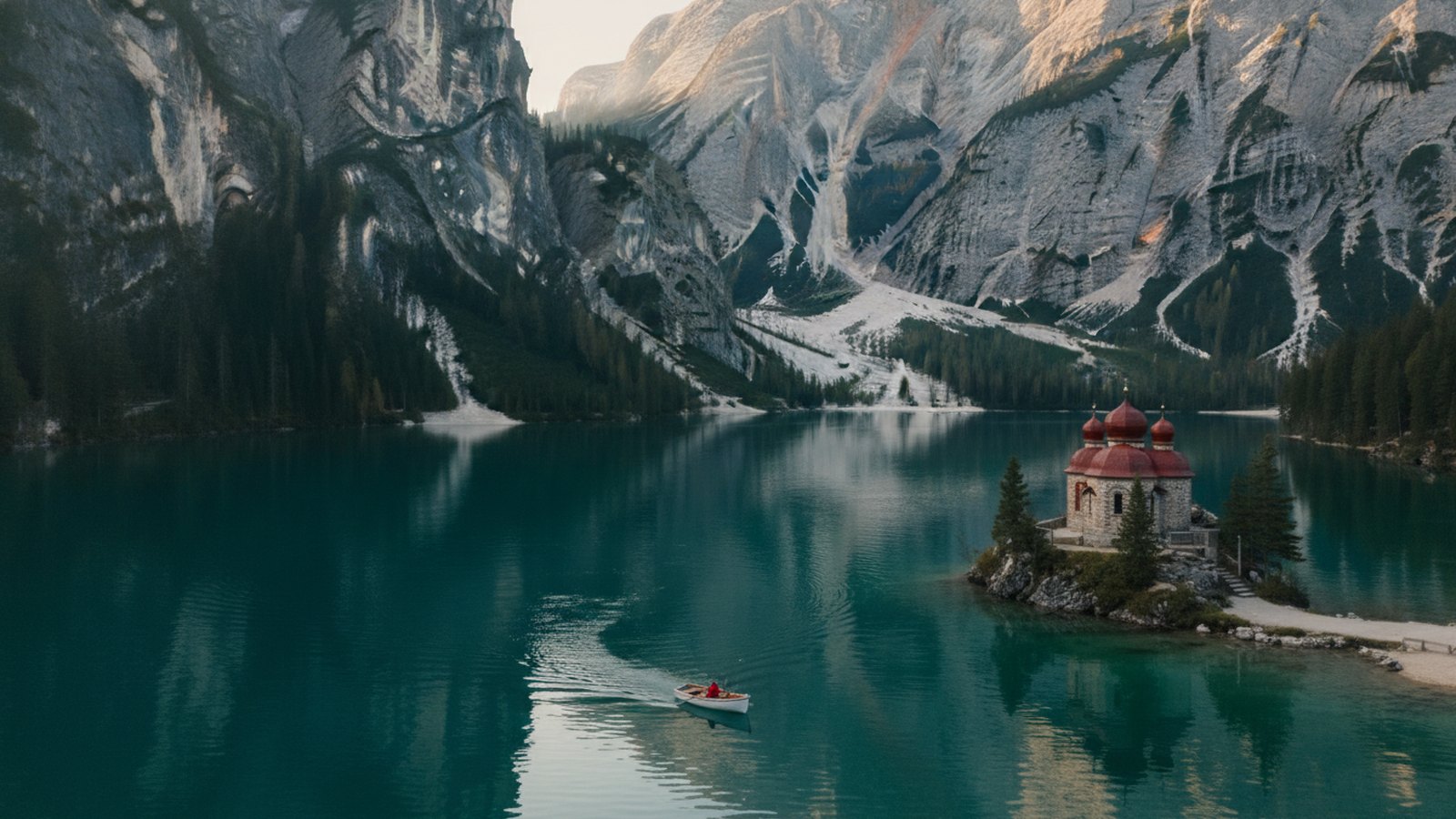 Jezero mezi strmými stěnami s lodí