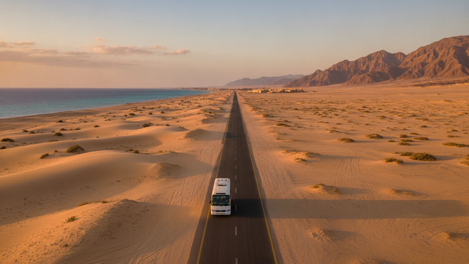 Silnice od letiště Marsa Alam k Port Ghalibu v pouštní krajině u Rudého moře
