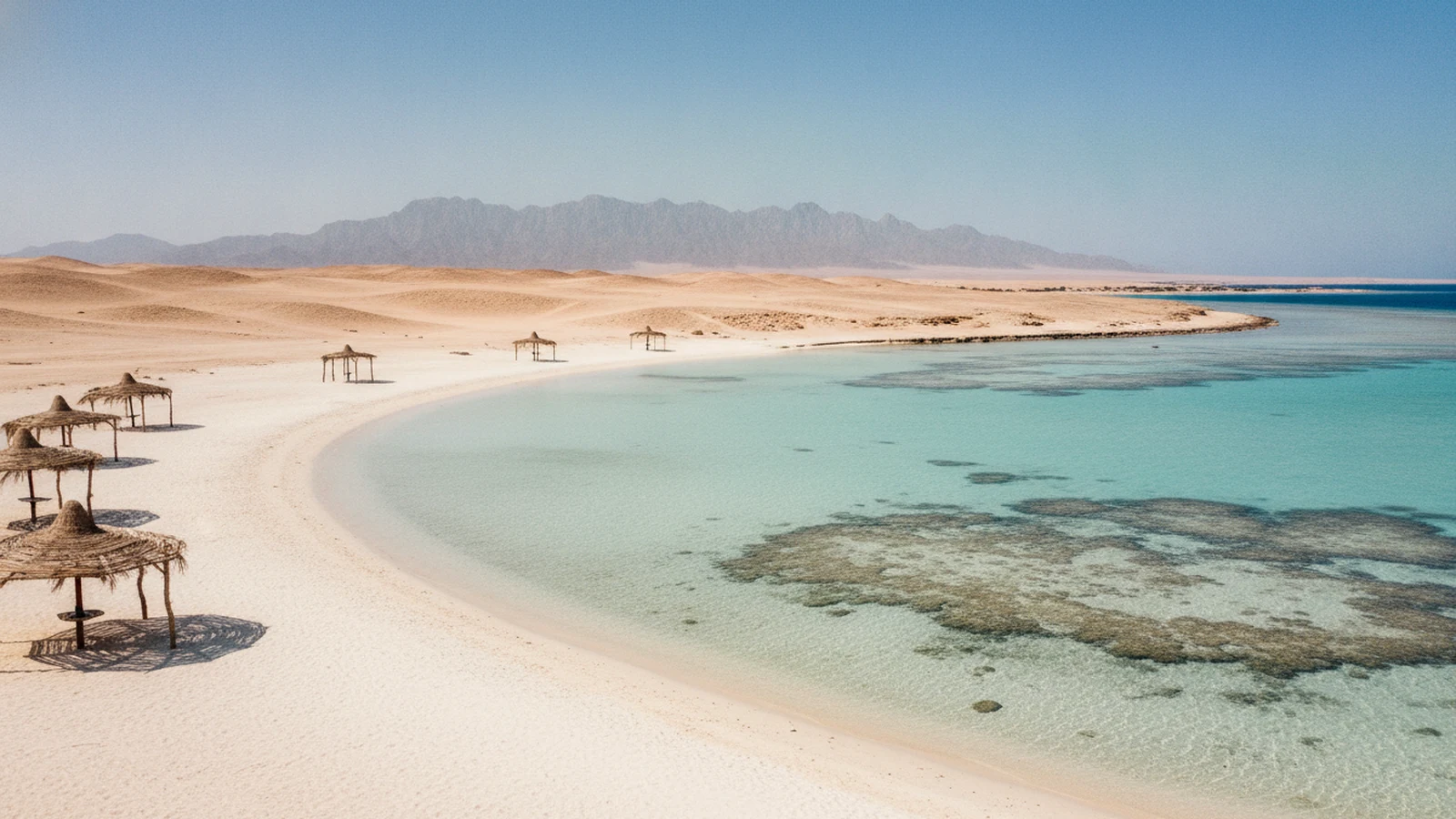 Laguna Sharm el Luli v národním parku Wadi el Gemal s bílým pískem a mělkou tyrkysovou vodou