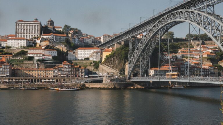 Dvoupatrový železný most přes řeku Douro v Portu