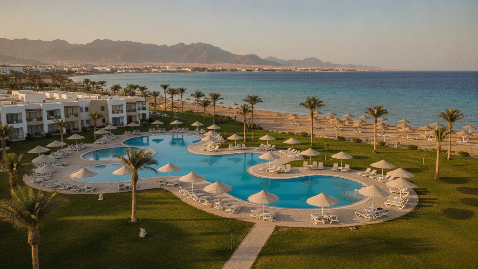 All inclusive resort na jihu Hurghady s propojenými bazény, palmami a dlouhou písečnou pláží u Rudého moře