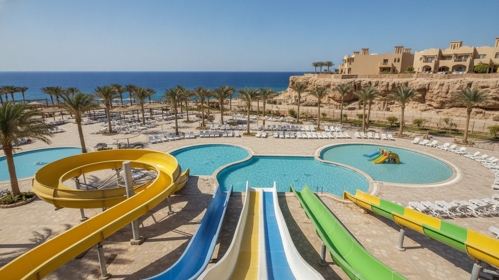 Aquapark all inclusive resortu v Šarm aš-Šajchu se skluzavkami a bazény nad Rudým mořem