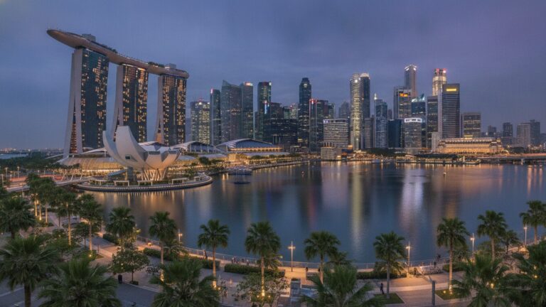 Panorama Singapuru přes záliv Marina Bay za soumraku