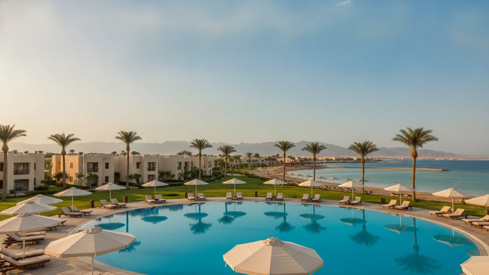 Resort all inclusive na jižním pobřeží Hurghady s bazénem, palmami a pláží u klidné laguny