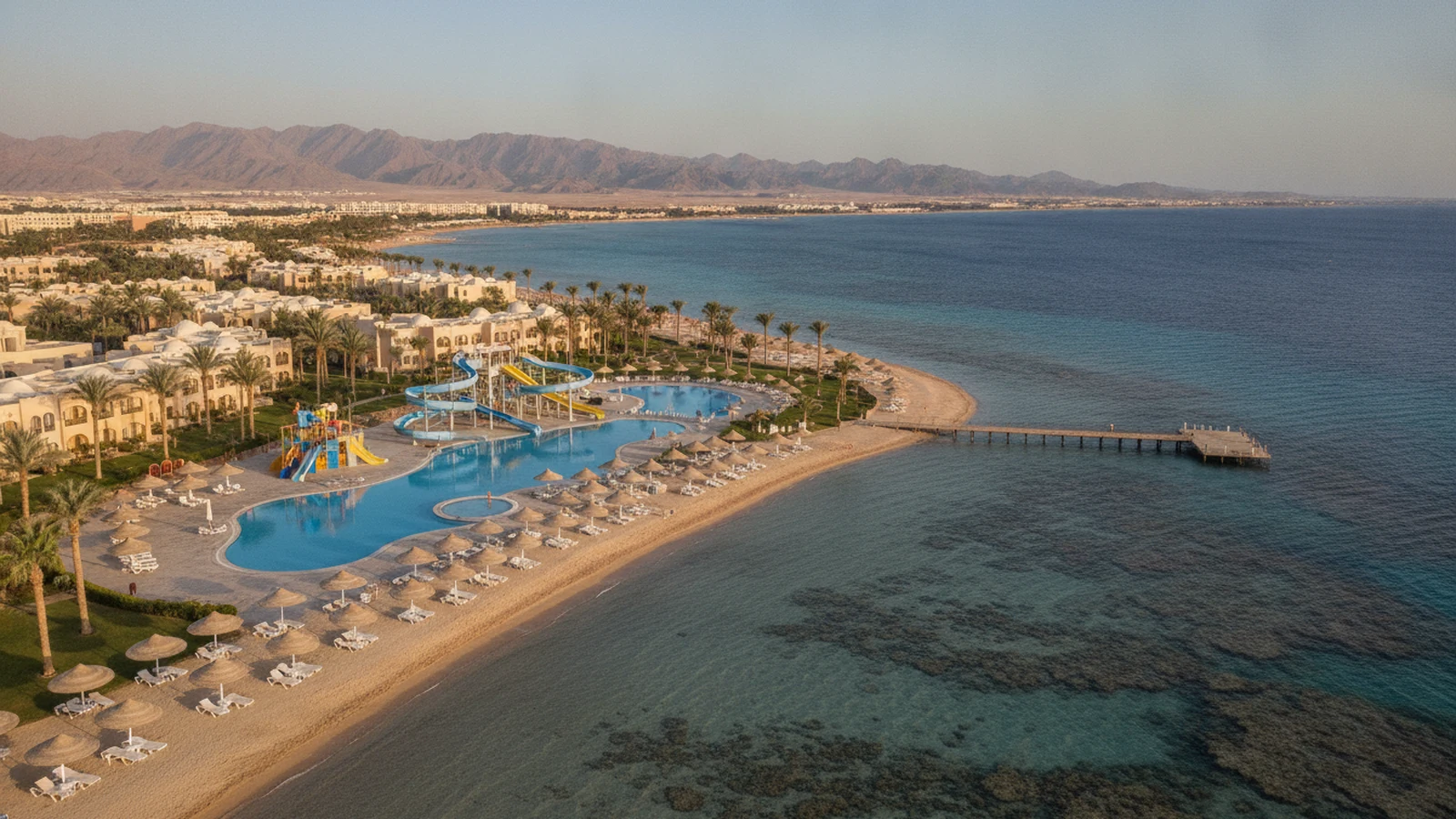 Rodinný all inclusive resort v zátoce Makadi Bay s bazénem, aquaparkem, pískovou pláží a molem