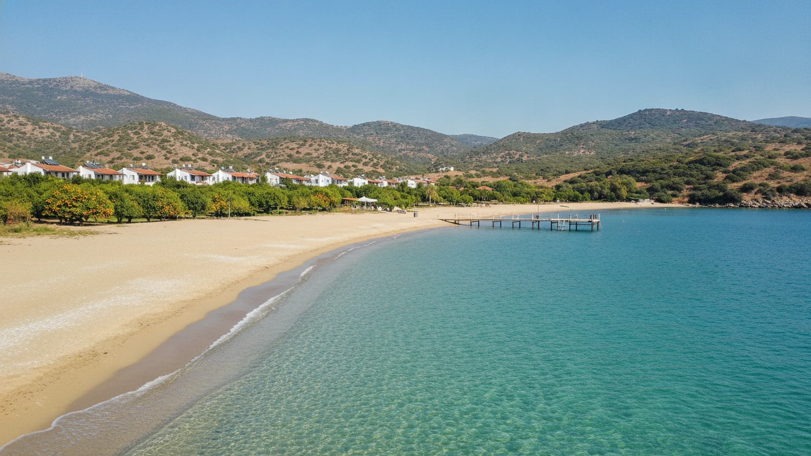 Písečná pláž v zátoce Bitez na poloostrově Bodrum s mělkým tyrkysovým mořem