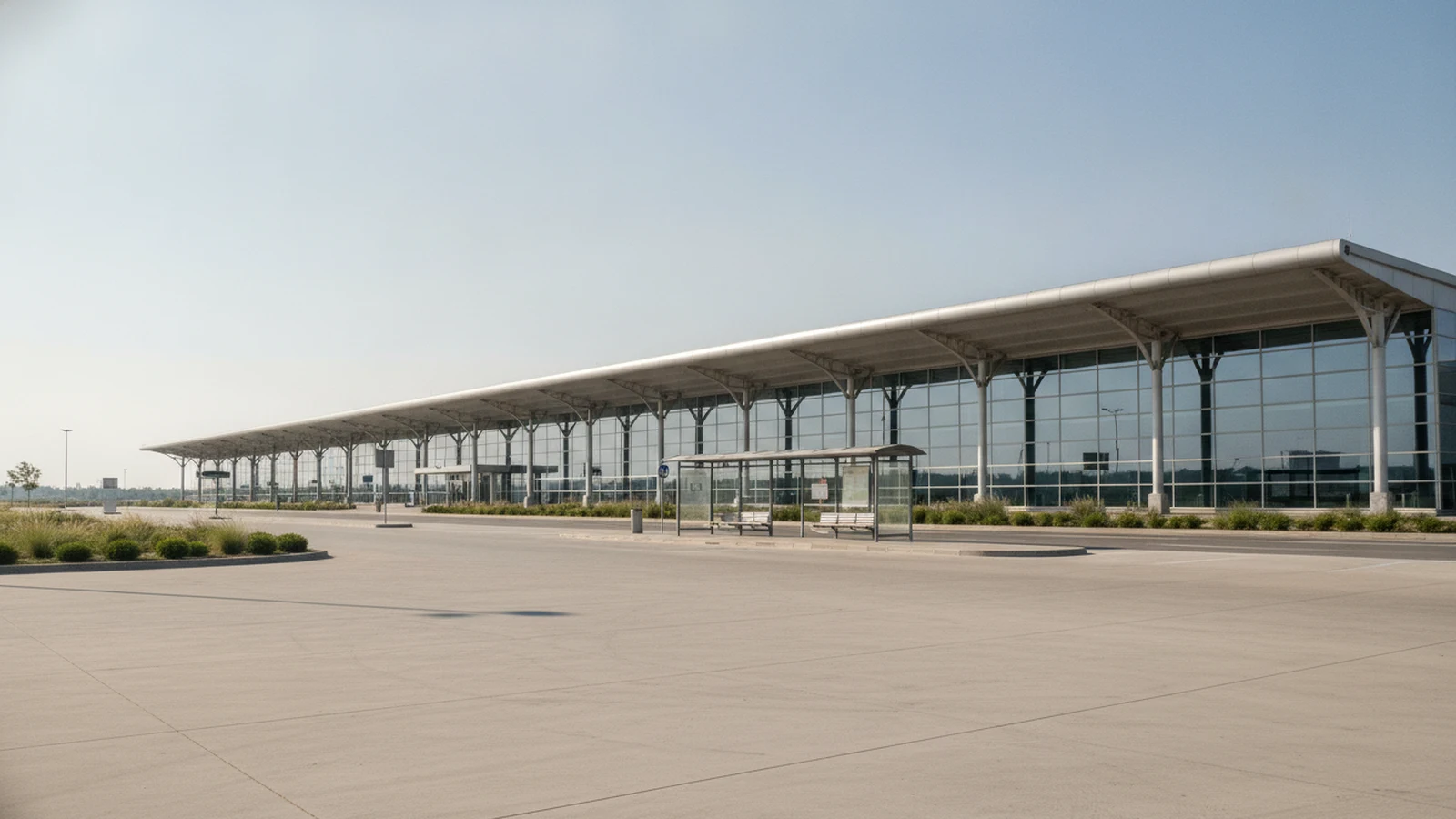 Budova terminálu 2 letiště Burgas s příjezdovou komunikací a zastávkou
