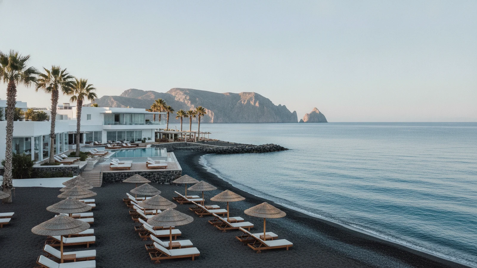 Hotel Costa Grand Resort & Spa u černé sopečné pláže v Kamari na Santorini