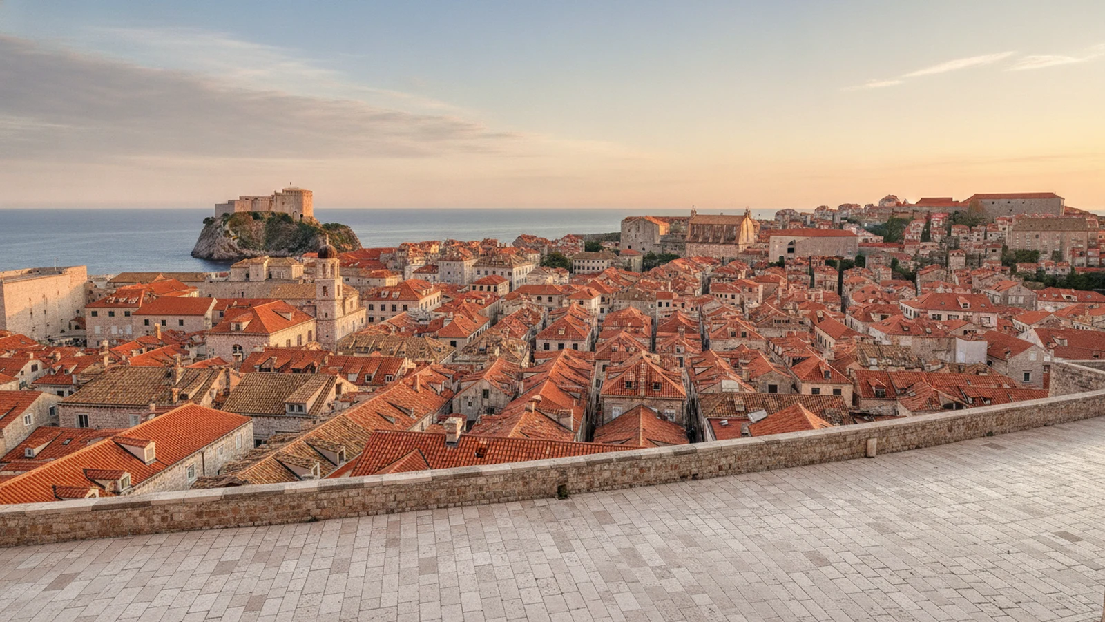 Pohled z dubrovnických hradeb na Stradun, střechy Starého města a pevnost Lovrijenac