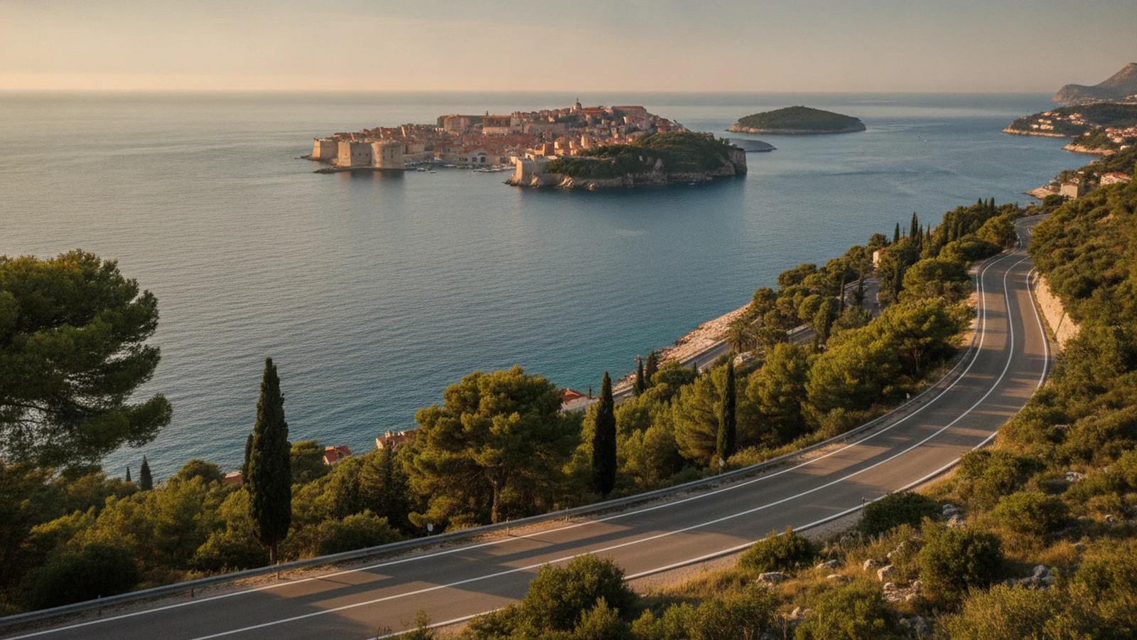 Pohled z pobřežní silnice nad Župou dubrovačkou na hradby Starého města Dubrovníku a ostrov Lokrum