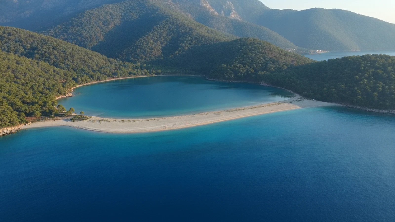 Laguna Ölüdeniz s písečným výběžkem Kumburnu a borovými svahy hory Babadağ u Fethiye